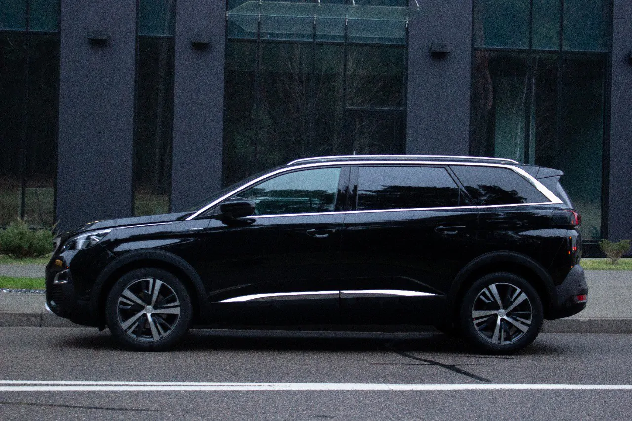 Peugeot 5008 под аренду вид сбоку