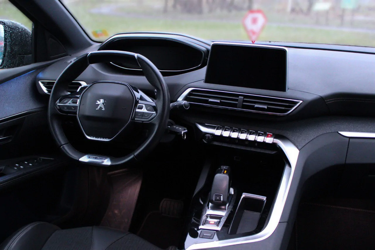 Peugeot 5008 Пежо салон место водителя